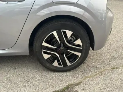 Photo 7 Peugeot 208  1.2 Hybrid 100ch Allure e-DCS6