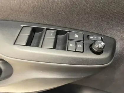 Photo 12 Toyota Yaris Gén. I Ph1 NG Design 5