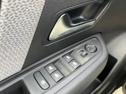 Photo 13 Citroën C4  PureTech 130ch S&S Shine EAT8