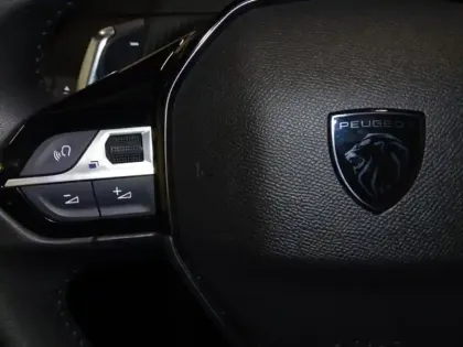 Photo 10 Peugeot 2008  1.2 Hybrid 145ch Allure e-DCS6