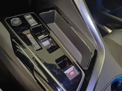 Photo 14 Peugeot 5008  Hybrid 136ch GT e-DCS6