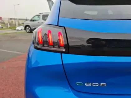 Photo 16 Peugeot 208  Electrique 50 kWh 136ch