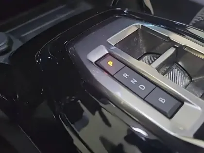 Photo 33 Peugeot 2008  Electrique 136 ch