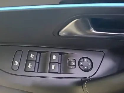 Photo 51 Peugeot 2008  Electrique 136 ch