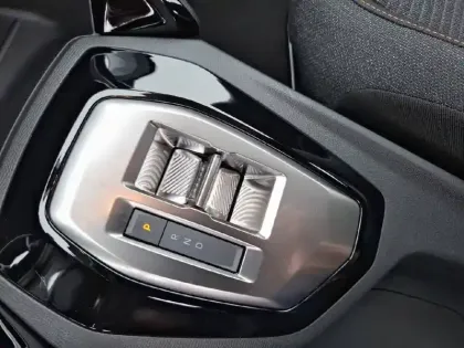 Photo 40 Peugeot 208  Hybrid 110 ch e-DCS6