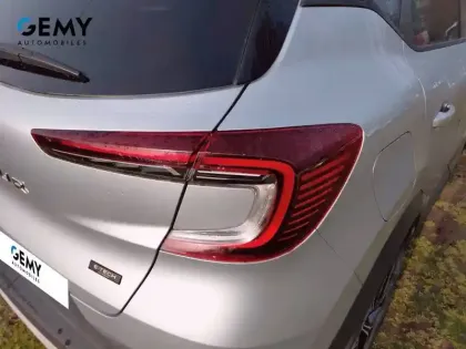 Photo 12 Renault Captur  E-Tech full hybrid 145