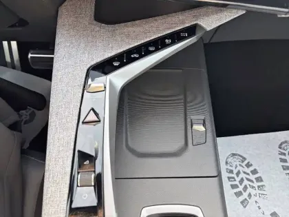 Photo 70 Peugeot 5008  Hybrid 145 ch e-DCS6