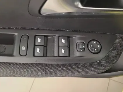 Photo 24 Peugeot 208  Hybrid 100 e-DCS6