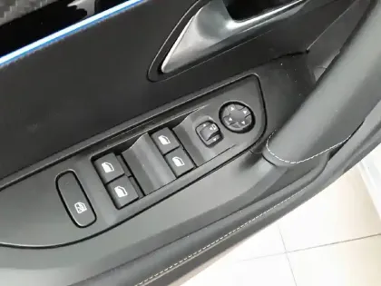 Photo 24 Peugeot 2008  Electrique 54 kWh 156 ch