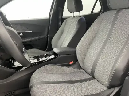 Photo 13 Peugeot 2008  Hybrid 136 e-DCS6