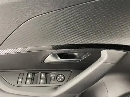 Photo 31 Peugeot 2008  Hybrid 136 e-DCS6