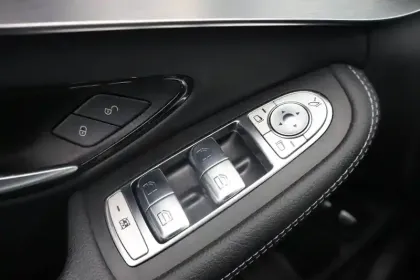 Photo 26 Mercedes Classe C  300 e 9G-Tronic