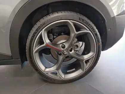 Photo 10 Alfa Romeo Junior  Elettrica 280ch Veloce