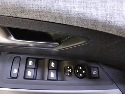 Photo 96 Peugeot 5008  Hybrid 136 e-DCS6