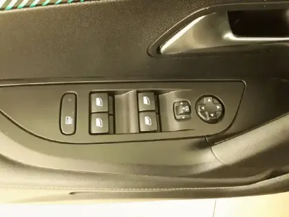 Photo 69 Peugeot 2008  BlueHDi 130 S&S EAT8