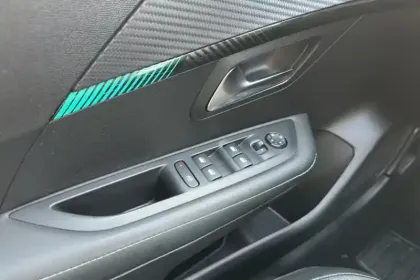 Photo 21 Peugeot 208  PureTech 100 S&S BVM6