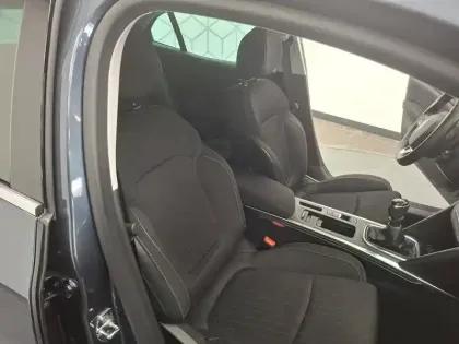 Photo 42 Renault Megane Mégane IV Berline Blue dCi 115