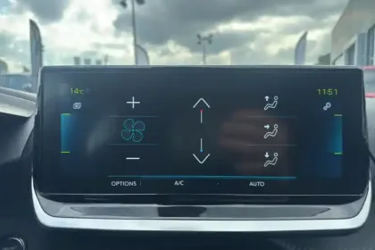 Photo 20 Peugeot 208  Electrique 50 kWh 136ch