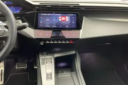 Photo 9 Peugeot 408  Hybrid 136 e-DCS6