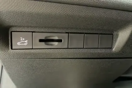 Photo 34 Peugeot 408  Hybrid 136 e-DCS6