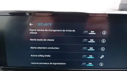 Photo 37 Peugeot 2008  Hybrid 110 e-DCS6