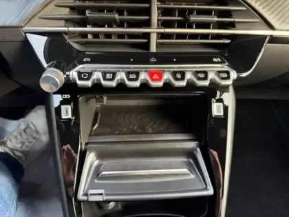 Photo 52 Peugeot 2008  Hybrid 145 e-DCS6