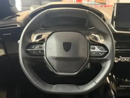 Photo 7 Peugeot 2008  1.2 Hybrid 145ch Allure e-DCS6