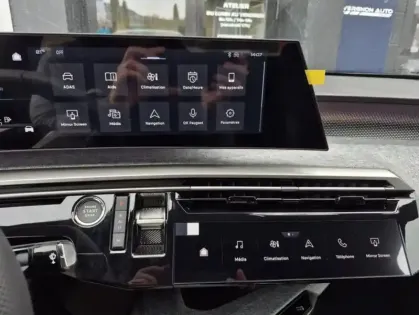 Photo 27 Peugeot 3008 III 1.2 HYBRID 145 E-DCS6 GT EXCLUSIVE