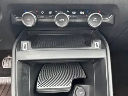 Photo 22 Citroën C4 e- 136 ch Automatique