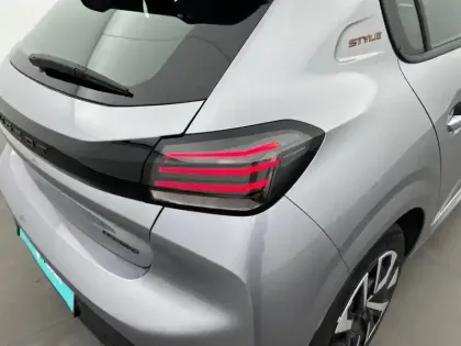 Photo 16 Peugeot 208  Hybrid 100 e-DCS6