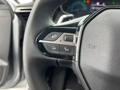 Photo 17 Peugeot 208  Hybrid 100 e-DCS6