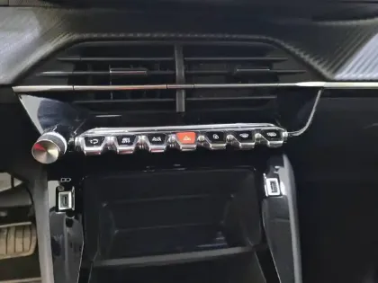 Photo 24 Peugeot 208  PureTech 100 S&S EAT8