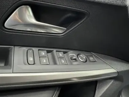 Photo 20 Peugeot 5008  Electrique 210 ch 73 kWh