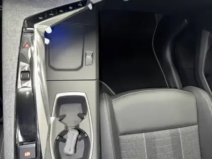 Photo 44 Peugeot 5008  Electrique 210 ch 73 kWh