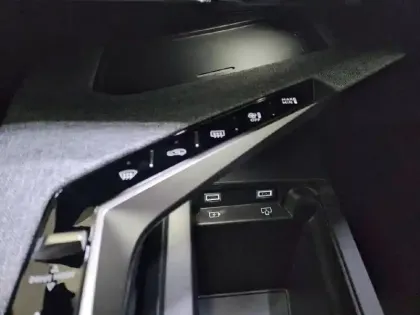 Photo 82 Peugeot 5008  Hybrid 145 ch e-DCS6