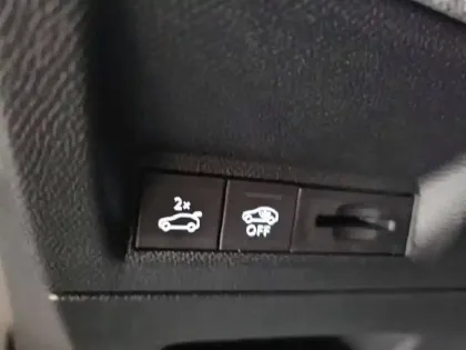 Photo 86 Peugeot 5008  Hybrid 145 ch e-DCS6