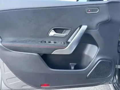 Photo 13 Mercedes Classe A 200 d AMG Line