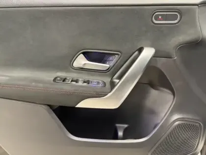 Photo 16 Mercedes Classe A 200 d AMG Line