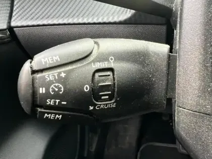 Photo 11 Peugeot 208  e- 136ch Style