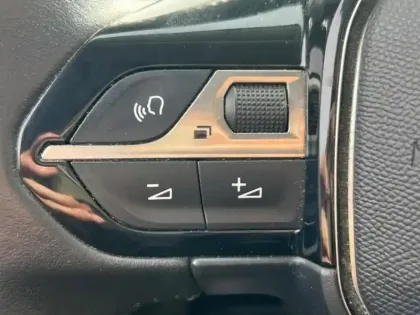 Photo 13 Peugeot 208  e- 136ch Style