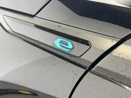 Photo 5 Peugeot 2008  e- 136ch GT