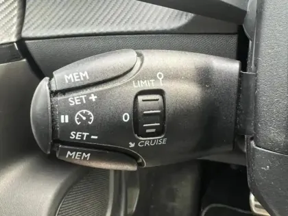 Photo 14 Peugeot 2008  e- 136ch GT