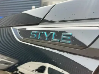 Photo 5 Peugeot 2008  e- 136ch Style