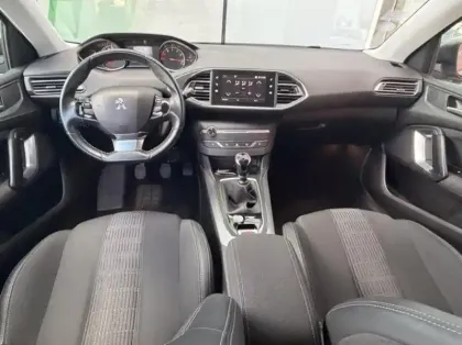 Photo 13 Peugeot 308  SW 1.2 PureTech 130ch E6.3 S&S Allure