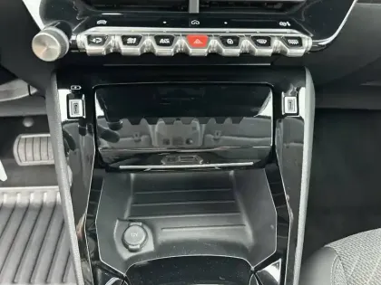 Photo 26 Peugeot 208  Hybrid 100 e-DCS6