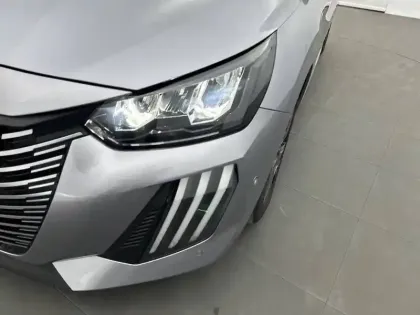 Photo 15 Peugeot 208  Hybrid 100 e-DCS6