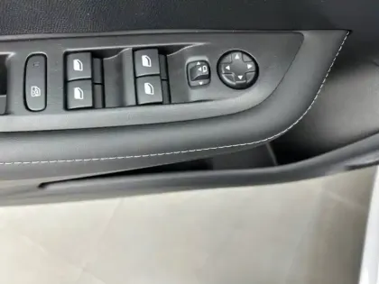 Photo 17 Peugeot 208  Hybrid 100 e-DCS6