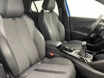 Photo 26 Peugeot 2008  PureTech 130 S&S BVM6