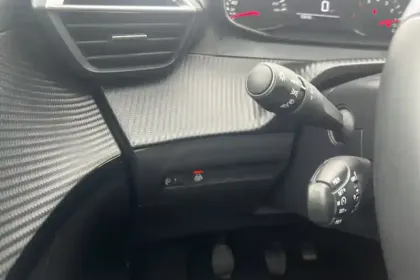 Photo 17 Peugeot 208  PureTech 100 S&S BVM6