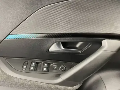 Photo 31 Peugeot 2008  PureTech 100 S&S BVM6